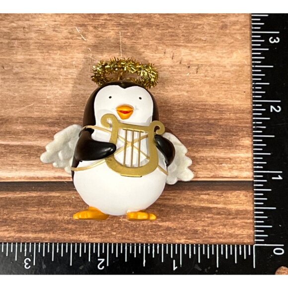SET OF 3 2007 HALLMARK KEEPSAKE ORNAMENT SOUTH POLE PALS PENGUINS IN CHEER GEAR - Picture 10 of 12